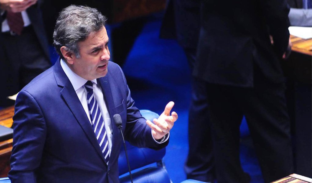 Presidente nacional do PSDB, senador Aécio Neves, adiou para o final de maio a decisão de pedir impeachment da presidente Dilma Rousseff; em nota, Aécio disse que os novos documentos e informações levantados pela CPI da Petrobras da Câmara provocaram o adiamento da reunião; novo recuo do tucano foi motivado pela divisão dentro do PSDB relacionada ao pedido de investigações contra Dilma; senadores do partido afirmam não ser o momento de pedir impeachment contra a presidente por não haver elementos legais que fundamentem o seu afastamento do cargo (Foto: Aquiles Lins) Presidente nacional do PSDB, senador Aécio Neves, adiou para o final de maio a decisão de pedir impeachment da presidente Dilma Rousseff; em nota, Aécio disse que os novos documentos e informações levantados pela CPI da Petrobras da Câmara provocaram o adiamento da reunião; novo recuo do tucano foi motivado pela divisão dentro do PSDB relacionada ao pedido de investigações contra Dilma; senadores do partido afirmam não ser o momento de pedir impeachment contra a presidente por não haver elementos legais que fundamentem o seu afastamento do cargo