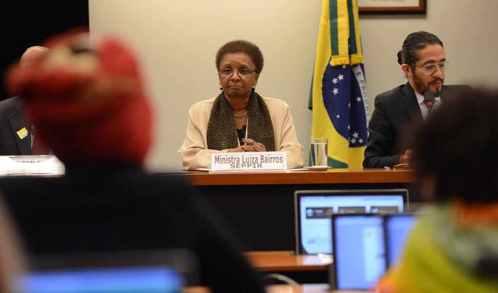 A ministra da Secretaria de Políticas de Promoção da Igualdade Racial (Seppir), Luiza Bairros, disse ontem (18) que o debate sobre a reforma política também tem que incluir o tema da baixa representação de negros e mulheres no Parlamento; ela lembrou que, pela primeira vez, o Tribunal Superior Eleitoral (TSE) perguntou aos candidatos a cargos eleitorais sobre a cor da pele; segundo a ministra, mesmo com a boa participação de negros e mulheres em cargos eletivos, a presença deles no Congresso ainda é pequena (Foto: Leonardo Araújo) A ministra da Secretaria de Políticas de Promoção da Igualdade Racial (Seppir), Luiza Bairros, disse ontem (18) que o debate sobre a reforma política também tem que incluir o tema da baixa representação de negros e mulheres no Parlamento; ela lembrou que, pela primeira vez, o Tribunal Superior Eleitoral (TSE) perguntou aos candidatos a cargos eleitorais sobre a cor da pele; segundo a ministra, mesmo com a boa participação de negros e mulheres em cargos eletivos, a presença deles no Congresso ainda é pequena