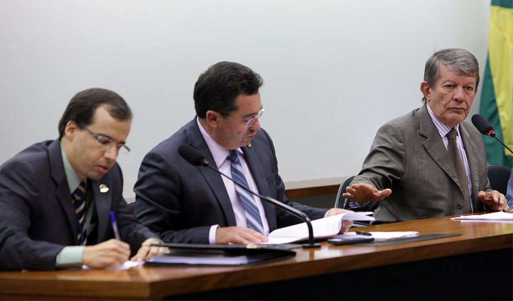 Até o término do prazo para apresentação das sugestões, que se encerrou ontem (20), às 18h30, foram 1.235 emendas de texto, que se referem à parte normativa da proposta, e 418 sugestões direcionadas ao Anexo de Metas e Prioridades, um adendo do projeto que elenca as ações prioritárias para 2015, de acordo com deputados e senadores; são projetos localizados nos estados dos parlamentares que devem ter recursos reservados na proposta orçamentária do próximo ano (Foto: Leonardo Araújo) Até o término do prazo para apresentação das sugestões, que se encerrou ontem (20), às 18h30, foram 1.235 emendas de texto, que se referem à parte normativa da proposta, e 418 sugestões direcionadas ao Anexo de Metas e Prioridades, um adendo do projeto que elenca as ações prioritárias para 2015, de acordo com deputados e senadores; são projetos localizados nos estados dos parlamentares que devem ter recursos reservados na proposta orçamentária do próximo ano