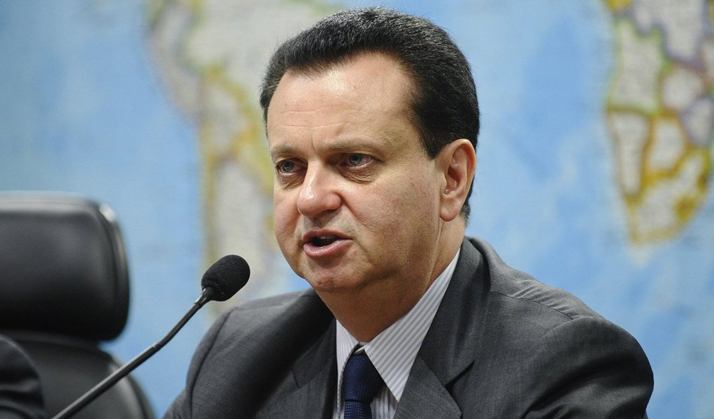 Durante audiência na Comissão de Desenvolvimento Regional e Turismo, o ministro das Cidades, Gilberto Kassab, afirmou que os cortes nas políticas de sua pasta, fruto do ajuste fiscal, serão menores e "menos perceptíveis"; "A presidenta Dilma deixou claro que o Minha Casa Minha Vida, o PAC Mobilidade e as políticas de saneamento são prioritárias", afirmou; ministro disse também que o objetivo do programa Minha Casa Minha Vida é chegar a 25 milhões de pessoas, o equivalente a um oitavo da população brasileira; "Temos muitos recursos para isso" (Foto: Aquiles Lins) Durante audiência na Comissão de Desenvolvimento Regional e Turismo, o ministro das Cidades, Gilberto Kassab, afirmou que os cortes nas políticas de sua pasta, fruto do ajuste fiscal, serão menores e "menos perceptíveis"; "A presidenta Dilma deixou claro que o Minha Casa Minha Vida, o PAC Mobilidade e as políticas de saneamento são prioritárias", afirmou; ministro disse também que o objetivo do programa Minha Casa Minha Vida é chegar a 25 milhões de pessoas, o equivalente a um oitavo da população brasileira; "Temos muitos recursos para isso"