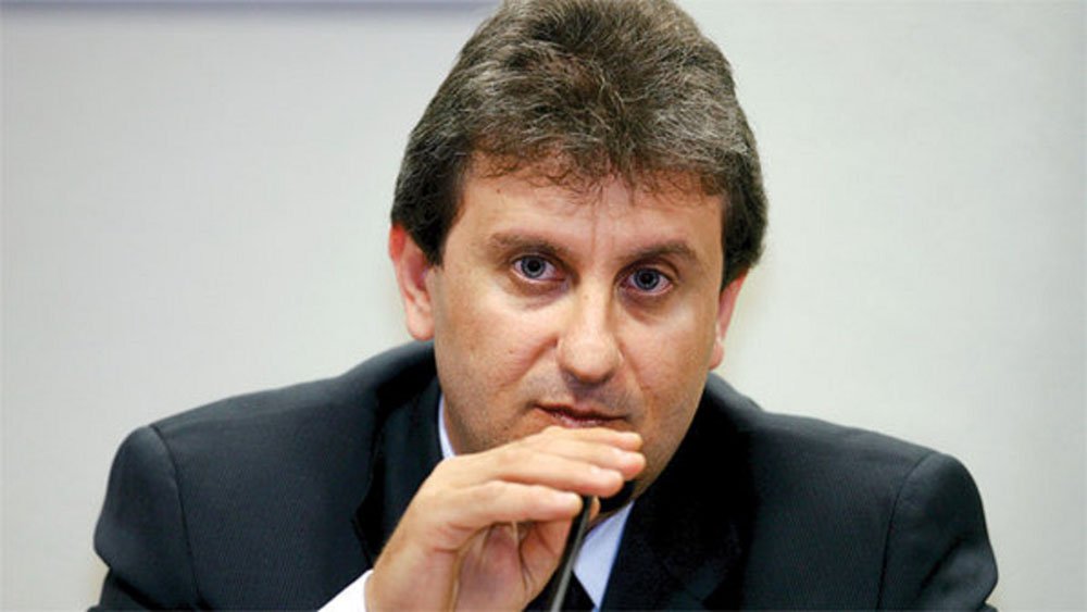 O auxiliar do doleiro Alberto Youssef, Rafael Ângulo Lopez, está fechando um acordo de delação premiada com as autoridades que investigam os desvios de recursos da Petrobras; Lopez teria registros de todas as operações que fez a mando do ex-chefe Youssef, que já fez acordo de delação premiada; conforme reportagem de Veja, entre os políticos que receberam dinheiro em espécie entregue por Lopez, estão o senador Fernando Collor (PTB-AL), a ex-governadora do Maranhão Roseana Sarney (PMDB) e o tesoureiro do PT, João Vaccari Neto; todos eles negam ter participado em irregularidades (Foto: Leonardo Lucena) O auxiliar do doleiro Alberto Youssef, Rafael Ângulo Lopez, está fechando um acordo de delação premiada com as autoridades que investigam os desvios de recursos da Petrobras; Lopez teria registros de todas as operações que fez a mando do ex-chefe Youssef, que já fez acordo de delação premiada; conforme reportagem de Veja, entre os políticos que receberam dinheiro em espécie entregue por Lopez, estão o senador Fernando Collor (PTB-AL), a ex-governadora do Maranhão Roseana Sarney (PMDB) e o tesoureiro do PT, João Vaccari Neto; todos eles negam ter participado em irregularidades
