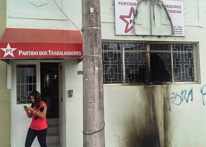 Os dois ataques às sedes do PT nas últimas semanas não são fatos isolados, muito menos fortuitos. Pelo contrário, confirmam e reforçam a ideia de que o fascismo avança no país (Foto: Leandro Monerato) Os dois ataques às sedes do PT nas últimas semanas não são fatos isolados, muito menos fortuitos. Pelo contrário, confirmam e reforçam a ideia de que o fascismo avança no país