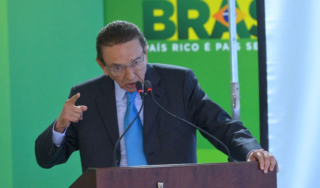 O ministro de Minas e Energia, Edison lobão (PMDB-MA), questiona a existência de provas sobre seu suposto envolvimento no esquema da Lava Jato; em relação às notícias de que teria sido citado por Paulo Roberto Costa, ministro afirma que "apenas uma revista disse que o executivo havia citado 40 nomes", em referência à Veja; "Cadê a prova? Eu não tive acesso e ninguém teve. Portanto, só posso responder àquilo que for objetivo. Antecipadamente, já disse que não tenho nada a ver com essas coisas", rebateu (Foto: Leonardo Lucena) O ministro de Minas e Energia, Edison lobão (PMDB-MA), questiona a existência de provas sobre seu suposto envolvimento no esquema da Lava Jato; em relação às notícias de que teria sido citado por Paulo Roberto Costa, ministro afirma que "apenas uma revista disse que o executivo havia citado 40 nomes", em referência à Veja; "Cadê a prova? Eu não tive acesso e ninguém teve. Portanto, só posso responder àquilo que for objetivo. Antecipadamente, já disse que não tenho nada a ver com essas coisas", rebateu