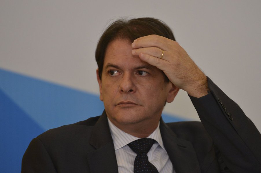O ministro da Educação, Cid Gomes (PROS), foi internado após passar mal subitamente na noite desta terça-feira (10); o ministro está internado no Hospital Sírio Libanês, em São Paulo e não deverá comparecer à Câmara Federal para explicar as declarações feitas durante um evento no Pará, quando disse que a Casa possuía "uns 400, 300 achacadores" (Foto: Renata Paiva) O ministro da Educação, Cid Gomes (PROS), foi internado após passar mal subitamente na noite desta terça-feira (10); o ministro está internado no Hospital Sírio Libanês, em São Paulo e não deverá comparecer à Câmara Federal para explicar as declarações feitas durante um evento no Pará, quando disse que a Casa possuía "uns 400, 300 achacadores"