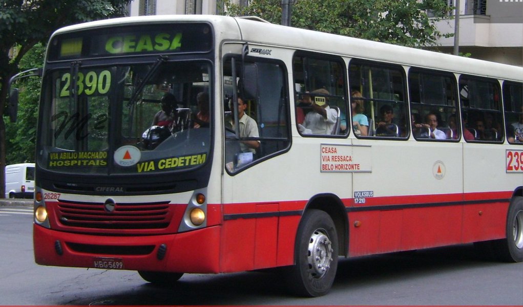 Ministério Público de Minas Gerais pediu novamente na Justiça a suspensão de reajuste das tarifas de ônibus em Belo Horizonte; desta vez, a promotoria apontou o valor correto para a cobrança; conforme os cálculos do MP-MG, a passagem de R$ 3,10 deveria custar R$ 2,90; de acordo com a investigação, a variação dos preços foi calculada de novembro de 2012 a novembro de 2014, um intervalo de dois anos, enquanto que deveria ser considerado apenas o intervalo de um ano (Foto: Leonardo Lucena) Ministério Público de Minas Gerais pediu novamente na Justiça a suspensão de reajuste das tarifas de ônibus em Belo Horizonte; desta vez, a promotoria apontou o valor correto para a cobrança; conforme os cálculos do MP-MG, a passagem de R$ 3,10 deveria custar R$ 2,90; de acordo com a investigação, a variação dos preços foi calculada de novembro de 2012 a novembro de 2014, um intervalo de dois anos, enquanto que deveria ser considerado apenas o intervalo de um ano