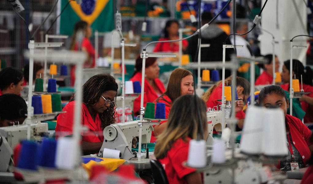 A Região Nordeste liderou a criação de vagas de trabalho no período de 12 meses até junho deste ano; segundo dados da Pnad Contínua, elaborada pelo Instituto Brasileiro de Geografia e Estatística (IBGE), divulgada nesta quinta-feira (6), do total de 1,5 milhão de postos de trabalho criados em todo o país, 1 milhão foram registrados no Nordeste brasileiro; apesar do bom resultado, a Região ainda possui o maior número de desempregados do país (Foto: Paulo Emílio) A Região Nordeste liderou a criação de vagas de trabalho no período de 12 meses até junho deste ano; segundo dados da Pnad Contínua, elaborada pelo Instituto Brasileiro de Geografia e Estatística (IBGE), divulgada nesta quinta-feira (6), do total de 1,5 milhão de postos de trabalho criados em todo o país, 1 milhão foram registrados no Nordeste brasileiro; apesar do bom resultado, a Região ainda possui o maior número de desempregados do país
