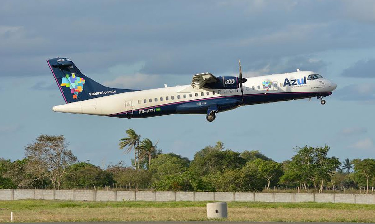 Durante o feriado de Semana Santa é esperado um aumento no fluxo aéreo nos aeroportos da Bahia, que têm entre os destinos mais procurados São Paulo e Minas Gerais; cerca de 1,5 milhão de passageiros movimentaram o aeroporto de Porto Seguro (foto) em 2014; neste ano, o sítio contará com 12 voos extras no período do último dia 29 a domingo (5); o terminal espera um aumento de 74% no número de usuários, em relação ao ano anterior, e estima transportar 2.065 pessoas (Foto: Romulo Faro) Durante o feriado de Semana Santa é esperado um aumento no fluxo aéreo nos aeroportos da Bahia, que têm entre os destinos mais procurados São Paulo e Minas Gerais; cerca de 1,5 milhão de passageiros movimentaram o aeroporto de Porto Seguro (foto) em 2014; neste ano, o sítio contará com 12 voos extras no período do último dia 29 a domingo (5); o terminal espera um aumento de 74% no número de usuários, em relação ao ano anterior, e estima transportar 2.065 pessoas