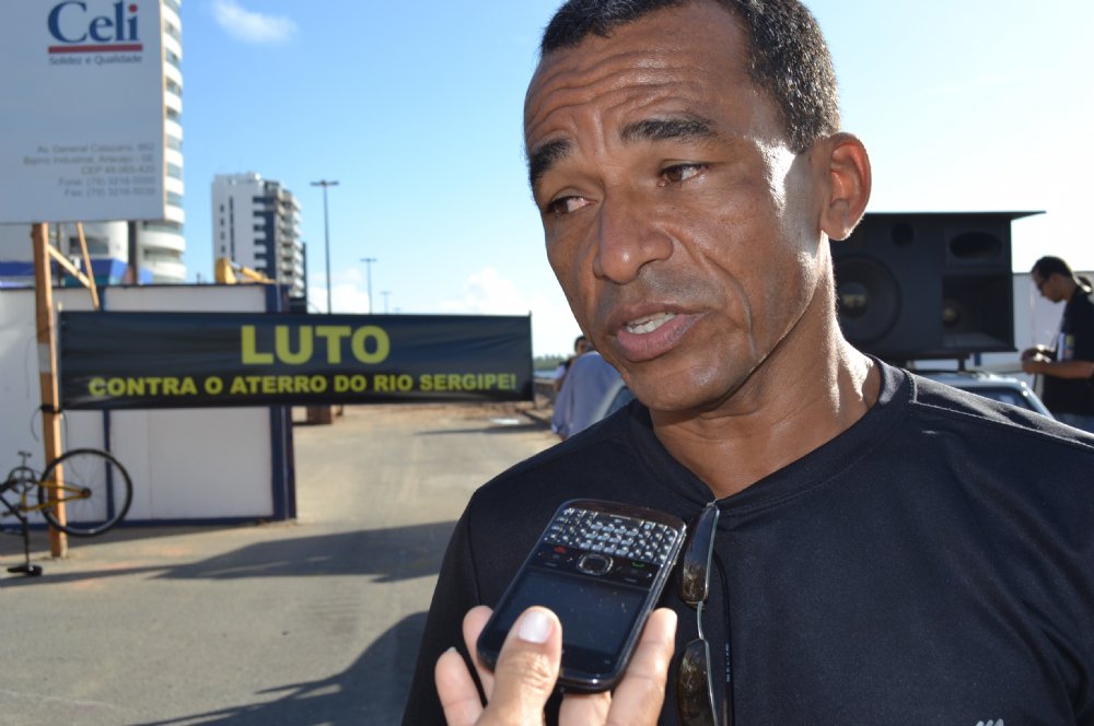 O presidente do Fórum em Defesa da Grande Aracaju, José Firmo dos Santos, nega que a OAB/SE já tenha decidido que não entrará com ação contra o reajuste do IPTU na capital; ele também afirma que a Justiça Estadual não rejeitou a ação encampada pelo PC do B contra o mesmo aumento, como foi noticiado pela prefeitura; “Não adianta o prefeito João Alves Filho negar: ele aumentou o IPTU em Aracaju ao atualizar a Planta de Valores Imobiliários em percentuais muito altos e sem apresentar o critério usado para tal. Pode até existir, mas a Prefeitura não demonstrou para a população nem para os vereadores como encontrou o percentual para cada imóvel”, diz (Foto: Valter Lima) O presidente do Fórum em Defesa da Grande Aracaju, José Firmo dos Santos, nega que a OAB/SE já tenha decidido que não entrará com ação contra o reajuste do IPTU na capital; ele também afirma que a Justiça Estadual não rejeitou a ação encampada pelo PC do B contra o mesmo aumento, como foi noticiado pela prefeitura; “Não adianta o prefeito João Alves Filho negar: ele aumentou o IPTU em Aracaju ao atualizar a Planta de Valores Imobiliários em percentuais muito altos e sem apresentar o critério usado para tal. Pode até existir, mas a Prefeitura não demonstrou para a população nem para os vereadores como encontrou o percentual para cada imóvel”, diz