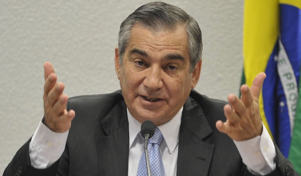 Segundo o ministro Gilberto Carvalho, da Secretaria-Geral da Presidência, a presidente Dilma "sentiu a necessidade de já anunciar agora a equipe econômica para a assegurar a credibilidade e evitar uma solução de continuidade no processo da economia brasileira"; novos ministros da Fazenda e do Planejamento serão anunciados hoje, mas não tomarão posse; eles despacharão no Planalto com equipes de transição dos atuais ministros Guido Mantega e Miriam Belchior (Foto: Gisele Federicce) Segundo o ministro Gilberto Carvalho, da Secretaria-Geral da Presidência, a presidente Dilma "sentiu a necessidade de já anunciar agora a equipe econômica para a assegurar a credibilidade e evitar uma solução de continuidade no processo da economia brasileira"; novos ministros da Fazenda e do Planejamento serão anunciados hoje, mas não tomarão posse; eles despacharão no Planalto com equipes de transição dos atuais ministros Guido Mantega e Miriam Belchior