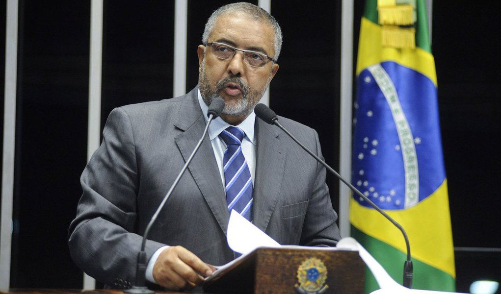 Senador Paulo Paim (PT-RS) afirmou que o atual momento do país, com crescimento do PIB de apenas 0,1% em 2014, exige uma grande "concertação" nacional, chamando inclusive a oposição para o diálogo; parlamentar defendeu a discussão sobre a tributação da grandes fortunas; "É o momento de dar um passo avant e não chamar somente os trabalhadores para serem aqueles que vão pagar a conta", afirmou; "Nós temos que trabalhar em conjunto pensando no bem do País. Não adiante demarcar se é base (governista) ou se é oposição. Eu estou na linha da conciliação" (Foto: Leonardo Lucena) Senador Paulo Paim (PT-RS) afirmou que o atual momento do país, com crescimento do PIB de apenas 0,1% em 2014, exige uma grande "concertação" nacional, chamando inclusive a oposição para o diálogo; parlamentar defendeu a discussão sobre a tributação da grandes fortunas; "É o momento de dar um passo avant e não chamar somente os trabalhadores para serem aqueles que vão pagar a conta", afirmou; "Nós temos que trabalhar em conjunto pensando no bem do País. Não adiante demarcar se é base (governista) ou se é oposição. Eu estou na linha da conciliação"