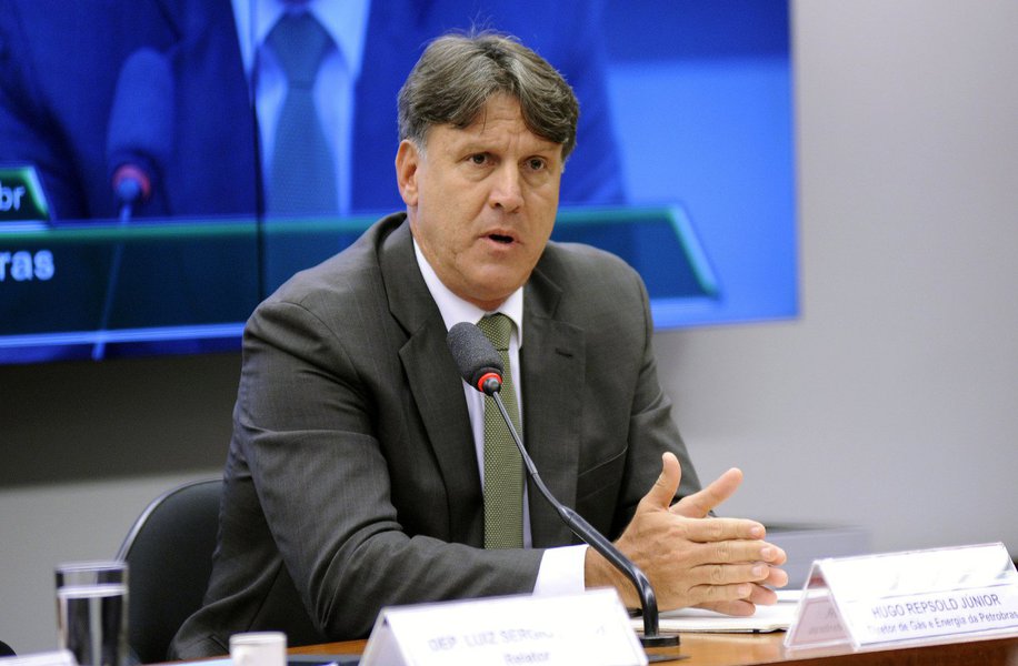 O diretor de Gás e Energia da Petrobras, Hugo Repsold Júnior, respondeu perguntas dos deputados durante cerca de três horas e negou ter sido informado da existência de ilícitos na empresa; "Acho que o relator errou ao convocar o senhor Repsold", disse a deputada Eliziane Gama (PPS-MA) (Foto: Gisele Federicce) O diretor de Gás e Energia da Petrobras, Hugo Repsold Júnior, respondeu perguntas dos deputados durante cerca de três horas e negou ter sido informado da existência de ilícitos na empresa; "Acho que o relator errou ao convocar o senhor Repsold", disse a deputada Eliziane Gama (PPS-MA)
