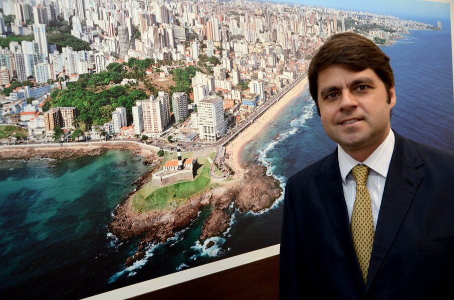 A Câmara Municipal aprovou os projetos 96 e 97/2015, de autoria do presidente da Casa, vereador Paulo Câmara, que instituem o Projeto Maria da Penha Vai às Escolas; o objetivo, segundo o tucano, é despertar nos estudantes o interesse sobre assuntos ligados aos direitos humanos, especialmente os que envolvem o combate à violência contra a mulher; a iniciativa propõe criação de material didático e ações que tratem de forma lúdica, dentro do ambiente escolar, o tema da violência doméstica contra as mulheres (Foto: Romulo Faro) A Câmara Municipal aprovou os projetos 96 e 97/2015, de autoria do presidente da Casa, vereador Paulo Câmara, que instituem o Projeto Maria da Penha Vai às Escolas; o objetivo, segundo o tucano, é despertar nos estudantes o interesse sobre assuntos ligados aos direitos humanos, especialmente os que envolvem o combate à violência contra a mulher; a iniciativa propõe criação de material didático e ações que tratem de forma lúdica, dentro do ambiente escolar, o tema da violência doméstica contra as mulheres