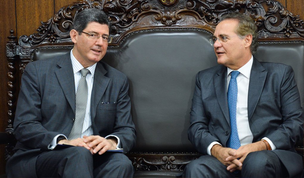 O governo federal acatou a proposta do Congresso para reajuste escalonado das tabelas do Imposto de Renda, que passa a valer a partir de abril; nesta quarta (11), será publicada medida provisória definindo correção gradual de 6,5%, 5,5%, 5% e 4,5%, de acordo com a faixa de renda dos contribuintes, sendo as mais baixas favorecidas por ajustes maiores; "Importante é que houve uma construção junto com Congresso, dentro da capacidade fiscal do país, no momento de ajuste fiscal, mas acho que cumprimos com valor que é suportável", afirmou o ministro da Fazenda, Joaquim Levy (Foto: Valter Lima) O governo federal acatou a proposta do Congresso para reajuste escalonado das tabelas do Imposto de Renda, que passa a valer a partir de abril; nesta quarta (11), será publicada medida provisória definindo correção gradual de 6,5%, 5,5%, 5% e 4,5%, de acordo com a faixa de renda dos contribuintes, sendo as mais baixas favorecidas por ajustes maiores; "Importante é que houve uma construção junto com Congresso, dentro da capacidade fiscal do país, no momento de ajuste fiscal, mas acho que cumprimos com valor que é suportável", afirmou o ministro da Fazenda, Joaquim Levy
