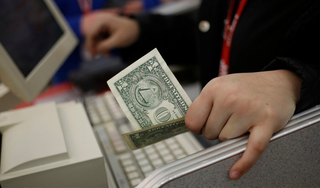 Diferença entre a entrada e a saída de dólares do país ficou positivo em US$ 1,19 bilhão em março; números têm por base o período do início do mês até a última sexta-feira (27) e foram divulgados hoje (1º) pelo Banco Central (BC); na quarta semana de março, que abrange o período de 23 a 27, o fluxo ficou positivo em US$ 428 milhões; no acumulado do ano, também está positivo, em US$ 3,95 bilhões (Foto: Aquiles Lins) Diferença entre a entrada e a saída de dólares do país ficou positivo em US$ 1,19 bilhão em março; números têm por base o período do início do mês até a última sexta-feira (27) e foram divulgados hoje (1º) pelo Banco Central (BC); na quarta semana de março, que abrange o período de 23 a 27, o fluxo ficou positivo em US$ 428 milhões; no acumulado do ano, também está positivo, em US$ 3,95 bilhões
