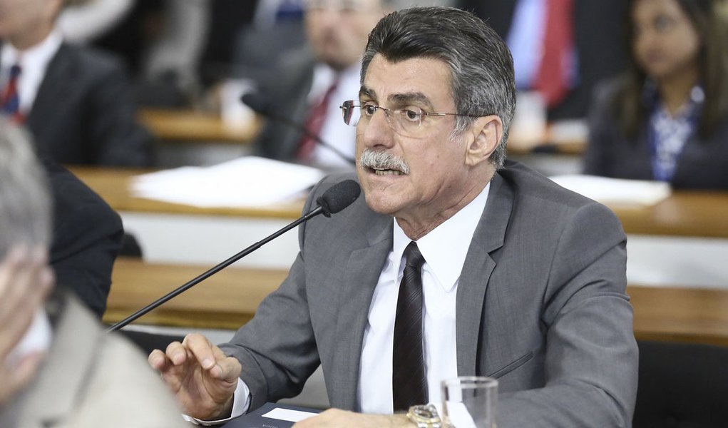 O senador Romero Jucá (PMDB-RR) deve apresentar hoje à Comissão Mista de Orçamento (CMO) o relatório sobre o projeto que desobriga o governo federal de fazer superavit primário nas contas públicas (PLN 36/14); o projeto altera a Lei de Diretrizes Orçamentárias (LDO) em vigor; foram apresentadas 80 emendas ao texto (Foto: Leonardo Araújo) O senador Romero Jucá (PMDB-RR) deve apresentar hoje à Comissão Mista de Orçamento (CMO) o relatório sobre o projeto que desobriga o governo federal de fazer superavit primário nas contas públicas (PLN 36/14); o projeto altera a Lei de Diretrizes Orçamentárias (LDO) em vigor; foram apresentadas 80 emendas ao texto