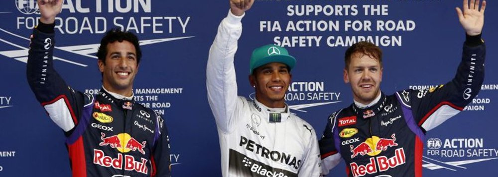 Lewis Hamilton ajudou a Mercedes a reafirmar seu domínio sobre a Ferrari ao liderar a dobradinha, ao lado do seu companheiro de equipe Nico Rosberg, em uma atuação dominante da equipe alemã no Grande Prêmio da China de Fórmula 1, neste domingo (Foto: Romulo Faro) Lewis Hamilton ajudou a Mercedes a reafirmar seu domínio sobre a Ferrari ao liderar a dobradinha, ao lado do seu companheiro de equipe Nico Rosberg, em uma atuação dominante da equipe alemã no Grande Prêmio da China de Fórmula 1, neste domingo