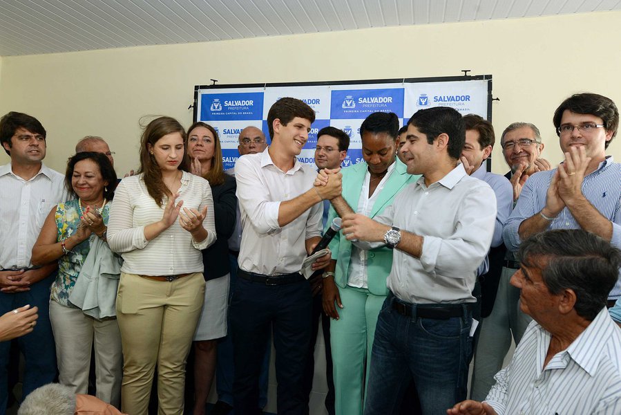O prefeito ACM Neto recebeu nesta quinta-feira João e Eduarda Campos, filhos do ex-governador de Pernambuco Eduardo Campos, para inauguração da Escola Municipal Eduardo Campos, cuja nomenclatura se deu em homenagem ao líder político pernambucano que faleceu em agosto de 2014, enquanto disputava as eleições presidenciais; "Salvador e Recife se uniram pelo mais elevado espírito público, e isso tem de ser motivo de orgulho para o Nordeste. Eduardo transformou Pernambuco, mostrando que investir na educação é a verdadeira ferramenta de construção de um futuro diferente", disse o democrata (Foto: Romulo Faro) O prefeito ACM Neto recebeu nesta quinta-feira João e Eduarda Campos, filhos do ex-governador de Pernambuco Eduardo Campos, para inauguração da Escola Municipal Eduardo Campos, cuja nomenclatura se deu em homenagem ao líder político pernambucano que faleceu em agosto de 2014, enquanto disputava as eleições presidenciais; "Salvador e Recife se uniram pelo mais elevado espírito público, e isso tem de ser motivo de orgulho para o Nordeste. Eduardo transformou Pernambuco, mostrando que investir na educação é a verdadeira ferramenta de construção de um futuro diferente", disse o democrata