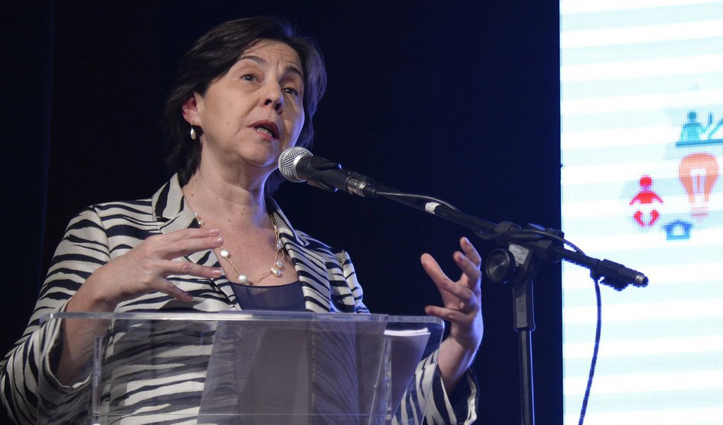 “Mesmo em situação de crise internacional, o Brasil continua tendo taxa decrescente de desemprego. Temos que olhar os indicadores favoráveis e um deles é a aumento da renda média do brasileiro”, afirmou a ministra do Desenvolvimento Social e Combate à Fome, Tereza Campello, em audiência na Câmara dos Deputados (Foto: Leonardo Attuch) “Mesmo em situação de crise internacional, o Brasil continua tendo taxa decrescente de desemprego. Temos que olhar os indicadores favoráveis e um deles é a aumento da renda média do brasileiro”, afirmou a ministra do Desenvolvimento Social e Combate à Fome, Tereza Campello, em audiência na Câmara dos Deputados
