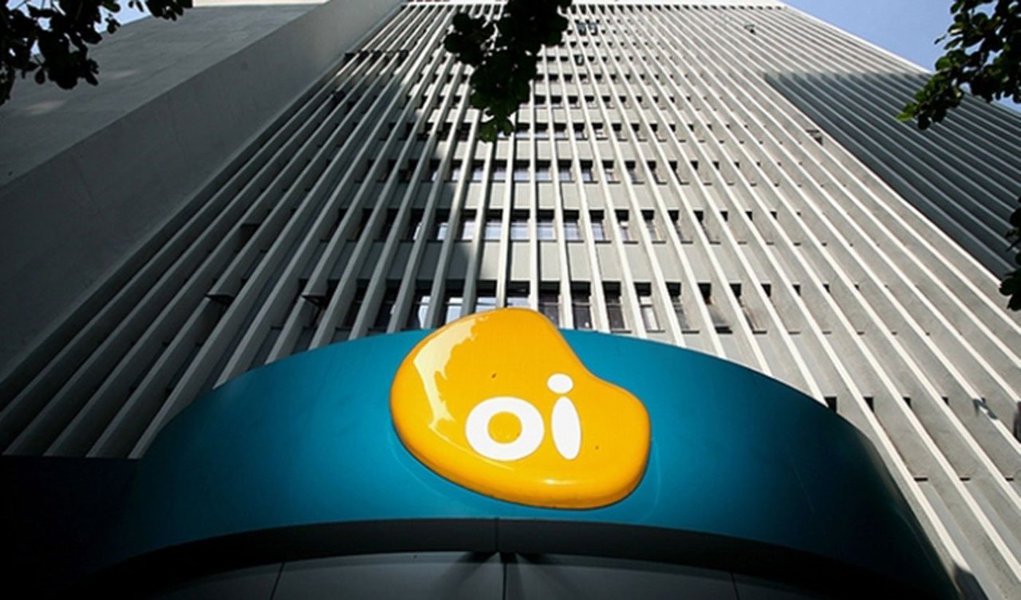 O grupo de telecomunicações Oi teve prejuízo líquido consolidado de 4,42 bilhões de reais no quarto trimestre, revertendo resultado positivo de um ano antes diante de impactos contábeis gerados pela venda de ativos da Portugal Telecom (Foto: Leonardo Attuch) O grupo de telecomunicações Oi teve prejuízo líquido consolidado de 4,42 bilhões de reais no quarto trimestre, revertendo resultado positivo de um ano antes diante de impactos contábeis gerados pela venda de ativos da Portugal Telecom