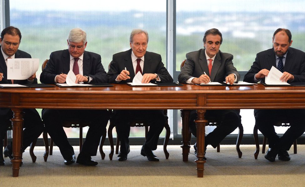 Sem a participação de representantes do Legislativo, autoridades do Executivo, Judiciário, Ministério Público e da sociedade civil assinaram hoje (25) um acordo de cooperação para fortalecer o combate à corrupção e à impunidade. Entre as medidas está a criação de um grupo técnico para discutir e apresentar propostas para tornar mais ágil a tramitação de processos judiciais e administrativos relacionados à prática de atos ilícitos contra o patrimônio público (Foto: Gisele Federicce) Sem a participação de representantes do Legislativo, autoridades do Executivo, Judiciário, Ministério Público e da sociedade civil assinaram hoje (25) um acordo de cooperação para fortalecer o combate à corrupção e à impunidade. Entre as medidas está a criação de um grupo técnico para discutir e apresentar propostas para tornar mais ágil a tramitação de processos judiciais e administrativos relacionados à prática de atos ilícitos contra o patrimônio público