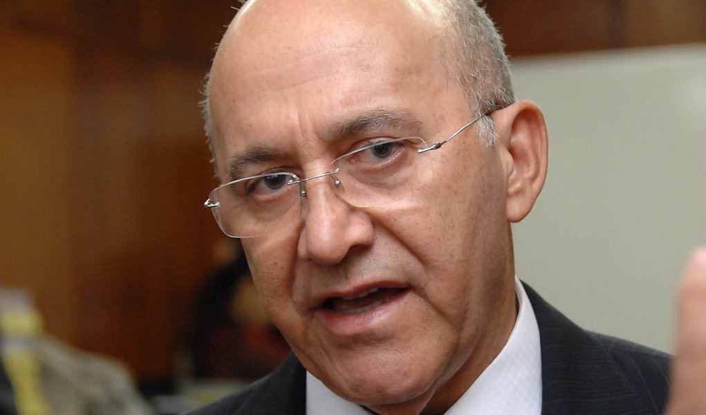 Polícia Federal conduz coercivamente o governador de Rondônia, Confúcio Moura (PMDB) a prestar depoimento em operação sobre fraudes em contratos públicos; mandado de busca e apreensão de documentos está sendo cumprido em sua casa; desvios do esquema podem ter ultrapassado R$ 57 milhões (Foto: Gisele Federicce) Polícia Federal conduz coercivamente o governador de Rondônia, Confúcio Moura (PMDB) a prestar depoimento em operação sobre fraudes em contratos públicos; mandado de busca e apreensão de documentos está sendo cumprido em sua casa; desvios do esquema podem ter ultrapassado R$ 57 milhões