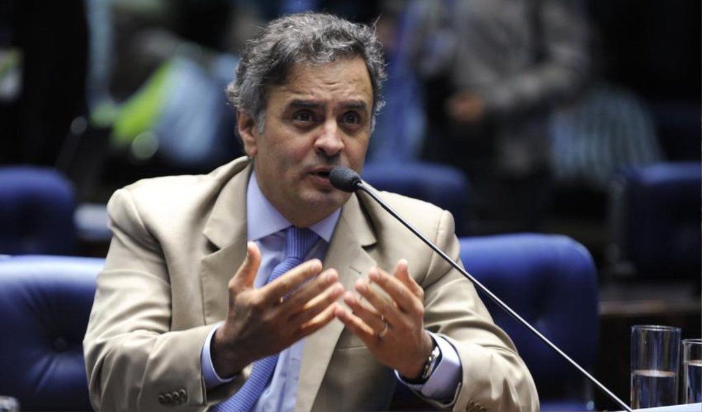 "Recebo como uma homenagem o arquivamento. Foram infrutíferas as tentartivas de setores do governo de envolver a oposição na investigação", afirmou o senador Aécio Neves, nesta quarta (4); ele, porém, não respondeu quem seria o membro do governo que teria tentado incluí-lo na lista dos investigados (Foto: Valter Lima) "Recebo como uma homenagem o arquivamento. Foram infrutíferas as tentartivas de setores do governo de envolver a oposição na investigação", afirmou o senador Aécio Neves, nesta quarta (4); ele, porém, não respondeu quem seria o membro do governo que teria tentado incluí-lo na lista dos investigados