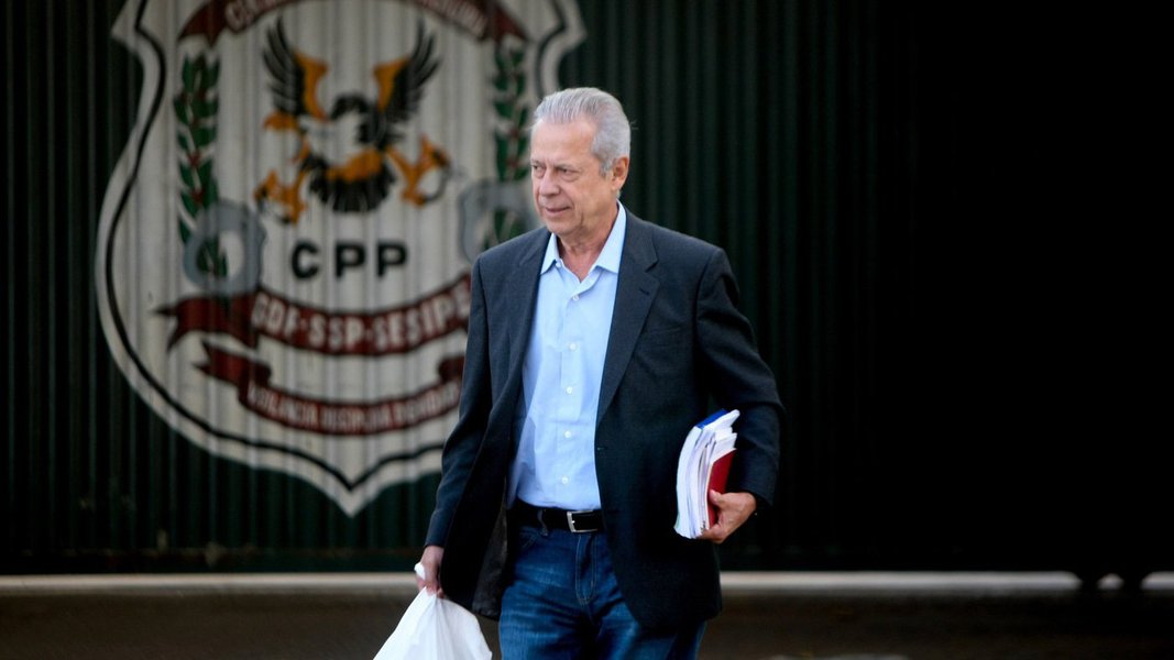 "Há uma clara campanha em curso com o objetivo de influenciar a opinião pública para que José Dirceu seja denunciado e condenado mais uma vez sem que uma única prova seja de fato produzida contra ele", diz nota publicada no blog do ex-ministro, em resposta ao jornal Valor Econômico; "Reportagens sem base nos autos servem apenas como balão de ensaio para as teses da polícia e dos procuradores", acrescenta petista (Foto: Gisele Federicce) "Há uma clara campanha em curso com o objetivo de influenciar a opinião pública para que José Dirceu seja denunciado e condenado mais uma vez sem que uma única prova seja de fato produzida contra ele", diz nota publicada no blog do ex-ministro, em resposta ao jornal Valor Econômico; "Reportagens sem base nos autos servem apenas como balão de ensaio para as teses da polícia e dos procuradores", acrescenta petista