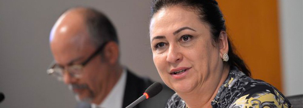Ministra da Agricultura assinou um termo de Cooperação com o Sebrae para aumentar a produtividade e a renda dos pequenos agricultores; missão de Kátia é reduzir as desigualdades no campo; "Os 6% agropecuaristas mais ricos são responsáveis por 70% de toda a produção nacional, enquanto os 78% das faixas D e E produzem apenas 9%. Essa distorção é inaceitável", afirmou; melhora na performance dessas propriedades, porém, ocorrerá sem aumento do desmatamento, garantiu Kátia Abreu (Foto: Aquiles Lins) Ministra da Agricultura assinou um termo de Cooperação com o Sebrae para aumentar a produtividade e a renda dos pequenos agricultores; missão de Kátia é reduzir as desigualdades no campo; "Os 6% agropecuaristas mais ricos são responsáveis por 70% de toda a produção nacional, enquanto os 78% das faixas D e E produzem apenas 9%. Essa distorção é inaceitável", afirmou; melhora na performance dessas propriedades, porém, ocorrerá sem aumento do desmatamento, garantiu Kátia Abreu