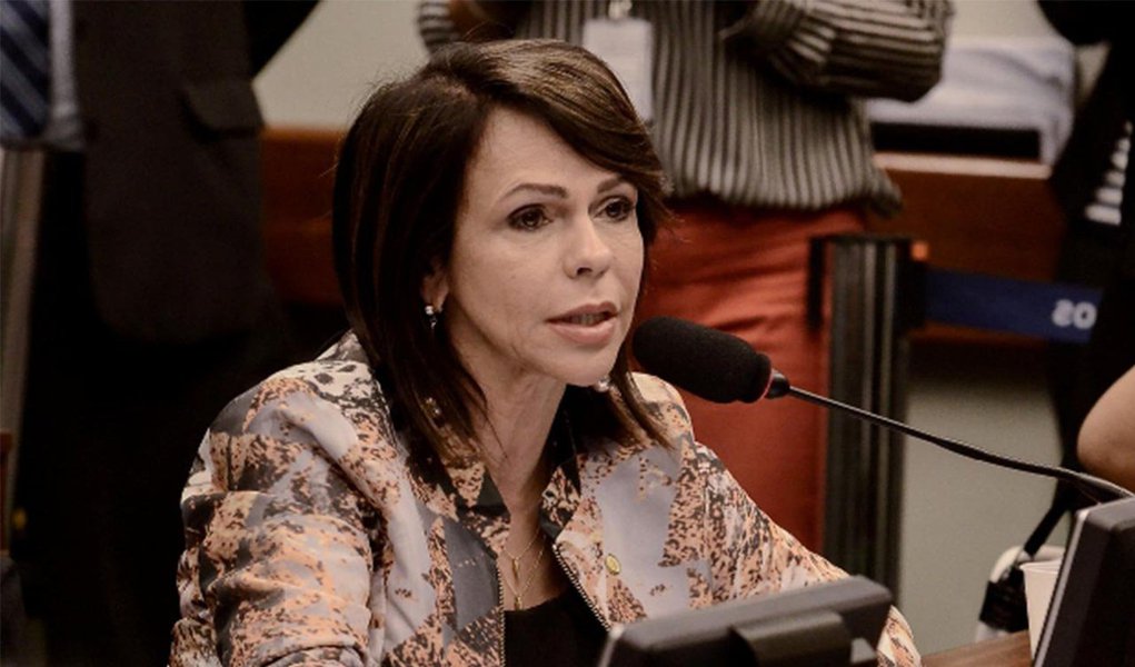 A Câmara dos Deputados concluiu nessa quinta-feira, 7, a votação da Medida Provisória 665, que deixam mais rigorosas as regras de acesso ao seguro-desemprego, ao abono salarial e ao seguro-defeso; vice-líder do DEM na Câmara, a deputada Professora Dorinha afirmou que a aprovação da matéria só trará prejuízos para o trabalhador brasileiro; "A sociedade brasileira está indignada por ver o Governo fazer ajuste fiscal em cima dos mais pobres, que não têm voz nem vez. Tentamos de toda forma impedir esse absurdo, mas o PT fingiu que não era com ele e ficou calado e agiu de forma contrária ao que dizia defender, que é o povo", disse Dorinha; MP agora segue para votação no Senado (Foto: Aquiles Lins) A Câmara dos Deputados concluiu nessa quinta-feira, 7, a votação da Medida Provisória 665, que deixam mais rigorosas as regras de acesso ao seguro-desemprego, ao abono salarial e ao seguro-defeso; vice-líder do DEM na Câmara, a deputada Professora Dorinha afirmou que a aprovação da matéria só trará prejuízos para o trabalhador brasileiro; "A sociedade brasileira está indignada por ver o Governo fazer ajuste fiscal em cima dos mais pobres, que não têm voz nem vez. Tentamos de toda forma impedir esse absurdo, mas o PT fingiu que não era com ele e ficou calado e agiu de forma contrária ao que dizia defender, que é o povo", disse Dorinha; MP agora segue para votação no Senado