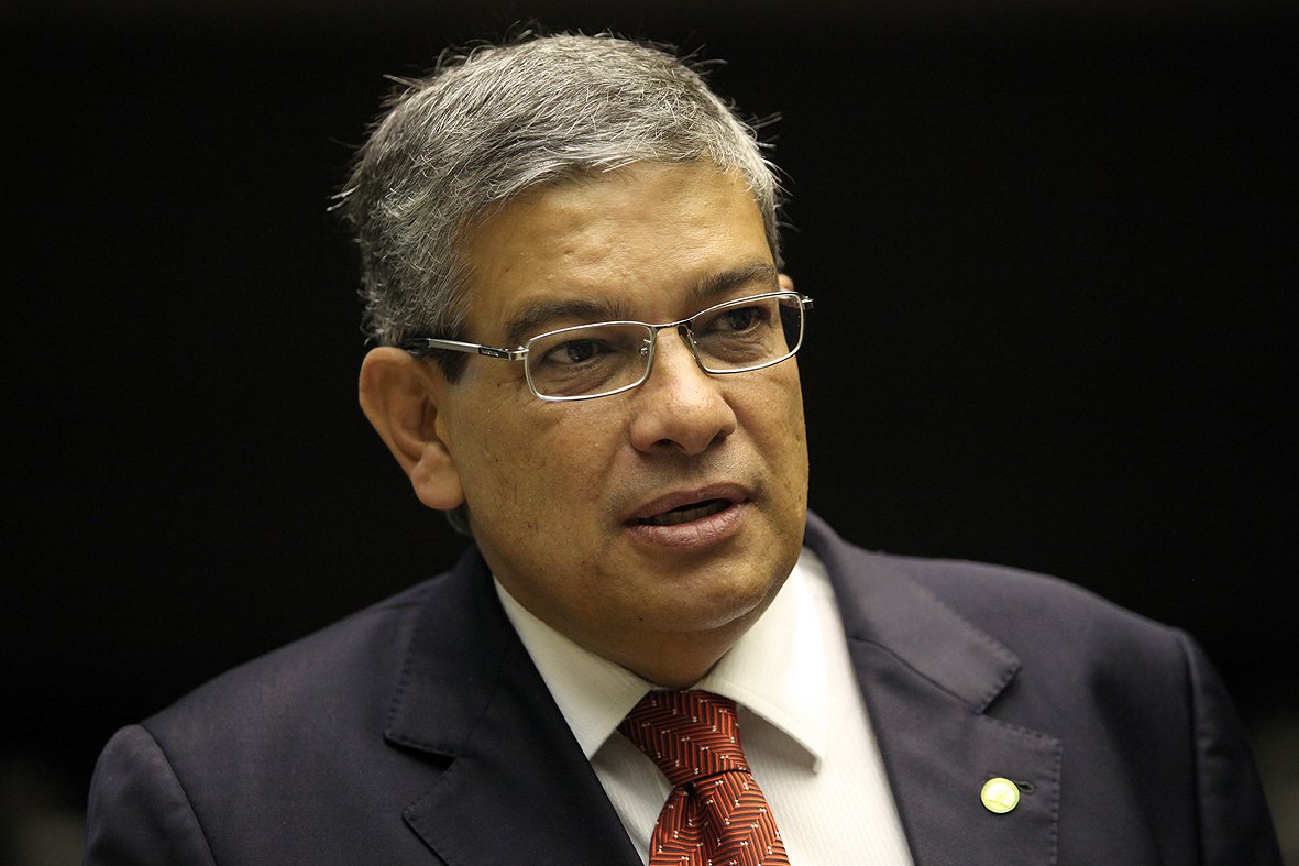 Depois de perder a hegemonia de 12 anos sob o comando do Executivo mineiro, o PSDB pretende disputar com o governador eleito Fernando Pimentel (PT) o apoio de pelos menos 17 deputados estaduais do PSD, do PDT, do PV e do PR, entre outros de legendas menores que integrarão o bloco "independente" na Assembleia Legislativa; "Vamos manter uma interlocução próxima com os deputados desse bloco intermediário", diz o presidente do PSDB mineiro, o deputado Marcus Pestana. "Tenho certeza de que serão intransigentes na defesa dos governos de Aécio Neves e de Antonio Anastasia" (Foto: Leonardo Lucena) Depois de perder a hegemonia de 12 anos sob o comando do Executivo mineiro, o PSDB pretende disputar com o governador eleito Fernando Pimentel (PT) o apoio de pelos menos 17 deputados estaduais do PSD, do PDT, do PV e do PR, entre outros de legendas menores que integrarão o bloco "independente" na Assembleia Legislativa; "Vamos manter uma interlocução próxima com os deputados desse bloco intermediário", diz o presidente do PSDB mineiro, o deputado Marcus Pestana. "Tenho certeza de que serão intransigentes na defesa dos governos de Aécio Neves e de Antonio Anastasia"