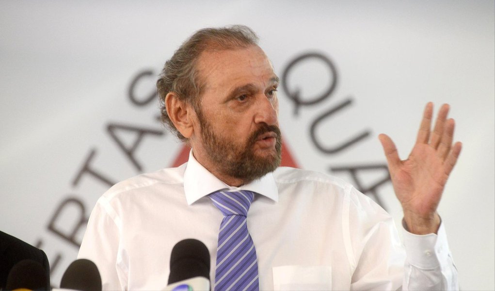 Diante de uma estabilização nos níveis dos reservatórios de água de Minas Gerais nos últimos 30 dias, o secretário de Transportes e Obras Públicas, Murilo Valadares, trabalha com a hipótese de ser descartada a sobretaxa na cobrança da Copasa, que seria implantada para quem não economizasse no consumo; o governo deverá decidir se a medida será implantada no início de junho; "Existe essa possibilidade, mas ainda estamos avaliando. Temos vários profissionais acompanhando a situação e discutindo para ver se realmente será necessário" (Foto: Leonardo Lucena) Diante de uma estabilização nos níveis dos reservatórios de água de Minas Gerais nos últimos 30 dias, o secretário de Transportes e Obras Públicas, Murilo Valadares, trabalha com a hipótese de ser descartada a sobretaxa na cobrança da Copasa, que seria implantada para quem não economizasse no consumo; o governo deverá decidir se a medida será implantada no início de junho; "Existe essa possibilidade, mas ainda estamos avaliando. Temos vários profissionais acompanhando a situação e discutindo para ver se realmente será necessário"