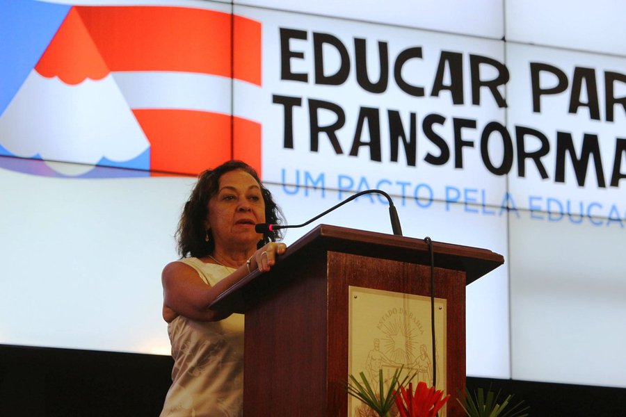 A senadora Lídice da Mata (PSB) anunciou a aprovação de R$ 37 milhões em emendas ao Orlamento da União para investimentos na área da Educação na Bahia; os recursos integram uma emenda parlamentar da bancada baiana, de autoria da socialista e beneficia principalmente o ensino em tempo integral e o desenvolvimento da educação básica; "A Educação é o pilar básico para a construção da cidadania. Não se faz direitos humanos e não se combate o preconceito sem educação", disse a senadora (Foto: Romulo Faro) A senadora Lídice da Mata (PSB) anunciou a aprovação de R$ 37 milhões em emendas ao Orlamento da União para investimentos na área da Educação na Bahia; os recursos integram uma emenda parlamentar da bancada baiana, de autoria da socialista e beneficia principalmente o ensino em tempo integral e o desenvolvimento da educação básica; "A Educação é o pilar básico para a construção da cidadania. Não se faz direitos humanos e não se combate o preconceito sem educação", disse a senadora