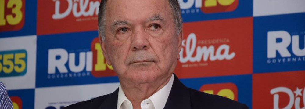 Depois de dizer que estava "cagando e andando, em bom português, na cabeça de todos esses cornos" por ter seu nome denunciado pela Procuradoria Geral da República ao Supremo Tribunal Federal na Operação Lava Jato, o vice-governador da Bahia, João Leão, divulgou nota à imprensa pedindo desculpas e dizendo que está "surpreso e indignado" (Foto: Romulo Faro) Depois de dizer que estava "cagando e andando, em bom português, na cabeça de todos esses cornos" por ter seu nome denunciado pela Procuradoria Geral da República ao Supremo Tribunal Federal na Operação Lava Jato, o vice-governador da Bahia, João Leão, divulgou nota à imprensa pedindo desculpas e dizendo que está "surpreso e indignado"