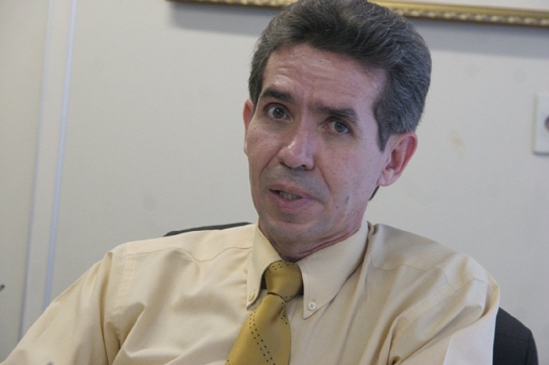 Conselho Nacional de Justiça decidiu na tarde desta terça-feira aposentar compulsoriamente o juiz da 3ª Vara da Fazenda Pública Estadual de Goiânia, Ari Ferreira de Queiro; ele será afastado do cargo e receberá vencimentos proporcionais aos anos mais de 24 de serviço; juiz é acusado de proferir decisões que beneficiaram o então cartorário e empresário Maurício Sampaio, acusado de mandar matar o radialista Valério Luiz (Foto: José Barbacena) Conselho Nacional de Justiça decidiu na tarde desta terça-feira aposentar compulsoriamente o juiz da 3ª Vara da Fazenda Pública Estadual de Goiânia, Ari Ferreira de Queiro; ele será afastado do cargo e receberá vencimentos proporcionais aos anos mais de 24 de serviço; juiz é acusado de proferir decisões que beneficiaram o então cartorário e empresário Maurício Sampaio, acusado de mandar matar o radialista Valério Luiz