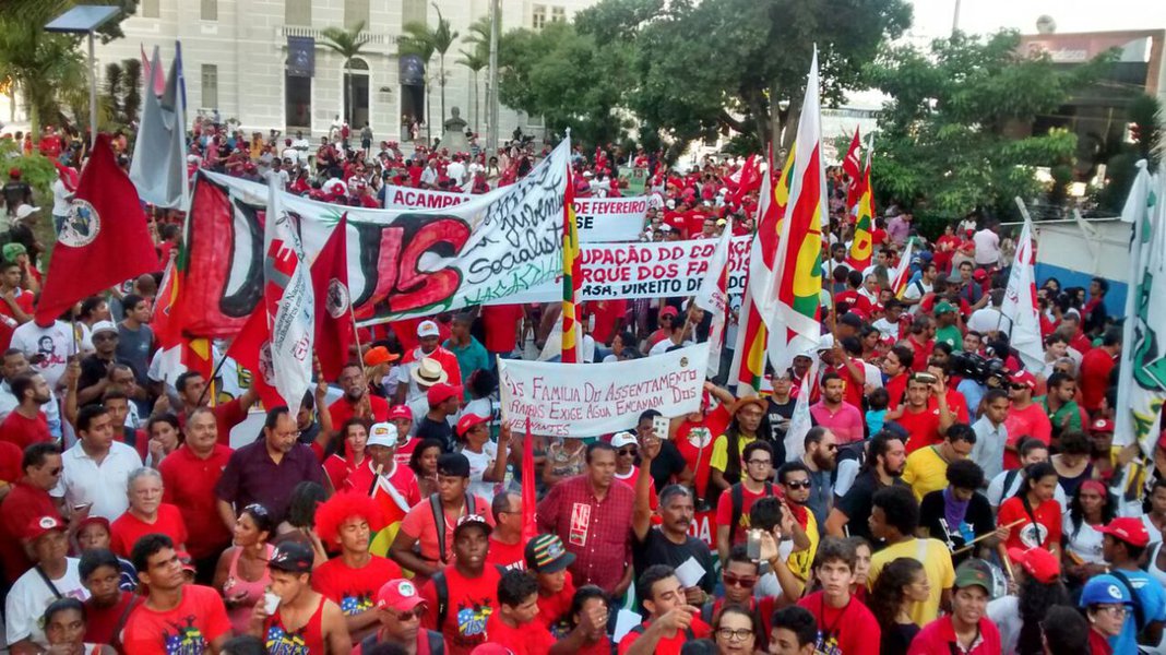 Entidades ligadas aos movimentos sociais, sindicais, populares, e de juventude saíram as ruas nesta sexta (13) em ato pela defesa da democracia, pela reforma política, do respeito ao voto, contra o impeachment da presidente Dilma Rousseff e em defesa da Petrobras; diversas faixas e cartazes com palavras e frases de ordem deram o tom da manifestação, que transcorreu pacificamente durante todo o percurso no Centro de Aracaju; os organizadores do ato estimaram que estiveram presentes mais de 3 mil pessoas, mas a Polícia Militar informou que eram 700 pessoas (Foto: Valter Lima) Entidades ligadas aos movimentos sociais, sindicais, populares, e de juventude saíram as ruas nesta sexta (13) em ato pela defesa da democracia, pela reforma política, do respeito ao voto, contra o impeachment da presidente Dilma Rousseff e em defesa da Petrobras; diversas faixas e cartazes com palavras e frases de ordem deram o tom da manifestação, que transcorreu pacificamente durante todo o percurso no Centro de Aracaju; os organizadores do ato estimaram que estiveram presentes mais de 3 mil pessoas, mas a Polícia Militar informou que eram 700 pessoas