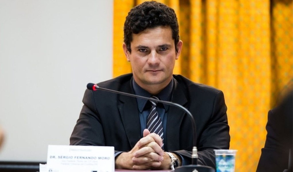 Juiz responsável pelas investigações, Sérgio Moro aceitou nesta segunda-feira 15 mais uma denúncia oferecida pelo Ministério Público contra nove investigados; entre os acusados estão o presidente da OAS, José Aldemário Pinheiro Filho, o doleiro Alberto Youssef e o ex-diretor da Petrobras Paulo Roberto Costa; eles são acusados de crimes como corrupção, formação de organização criminosa e lavagem de dinheiro (Foto: Gisele Federicce) Juiz responsável pelas investigações, Sérgio Moro aceitou nesta segunda-feira 15 mais uma denúncia oferecida pelo Ministério Público contra nove investigados; entre os acusados estão o presidente da OAS, José Aldemário Pinheiro Filho, o doleiro Alberto Youssef e o ex-diretor da Petrobras Paulo Roberto Costa; eles são acusados de crimes como corrupção, formação de organização criminosa e lavagem de dinheiro