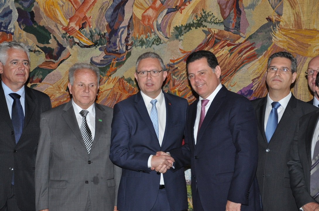 Governador Marconi Perillo encerrou nesta terça-feira a missão do Governo de Goiás em Lisboa firmando compromisso de implantar em Goiás uma Câmara de Comércio Brasil-Portugal, que seja voltada para importação, exportação e parcerias entre goianos e portugueses; acerto foi feito com o deputado português João Rebelo, que é líder do grupo parlamentar de amizade com o Brasil (Foto: José Barbacena) Governador Marconi Perillo encerrou nesta terça-feira a missão do Governo de Goiás em Lisboa firmando compromisso de implantar em Goiás uma Câmara de Comércio Brasil-Portugal, que seja voltada para importação, exportação e parcerias entre goianos e portugueses; acerto foi feito com o deputado português João Rebelo, que é líder do grupo parlamentar de amizade com o Brasil