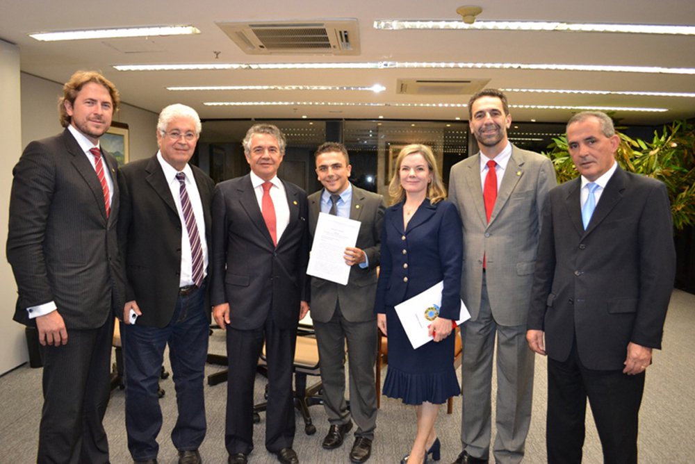 Os senadores Gleisi Hoffmann (PT) e Roberto Requião (PMDB), junto com os deputados federais Enio Verri (PT), Zeca Dirceu (PT) e Aliel Machado (PCdoB), e o deputado estadual Nereu Moura (PMDB), se reuniram com o ministro do Supremo Tribunal Federal, Marco Aurélio Mello, para pedir apoio a Ação Direta de Inconstitucionalidade (Adin) contra o reajuste de 40% na alíquota do IPVA no Paraná; segundo os parlamentares, o governo Beto Richa (PSDB) alterou o fato gerador do imposto de 1º de janeiro para 1º de abril; o Paraná, dizem eles, é o único Estado do Brasil onde o fato gerador do IPVA não é 1º de janeiro (Foto: Leonardo Lucena) Os senadores Gleisi Hoffmann (PT) e Roberto Requião (PMDB), junto com os deputados federais Enio Verri (PT), Zeca Dirceu (PT) e Aliel Machado (PCdoB), e o deputado estadual Nereu Moura (PMDB), se reuniram com o ministro do Supremo Tribunal Federal, Marco Aurélio Mello, para pedir apoio a Ação Direta de Inconstitucionalidade (Adin) contra o reajuste de 40% na alíquota do IPVA no Paraná; segundo os parlamentares, o governo Beto Richa (PSDB) alterou o fato gerador do imposto de 1º de janeiro para 1º de abril; o Paraná, dizem eles, é o único Estado do Brasil onde o fato gerador do IPVA não é 1º de janeiro