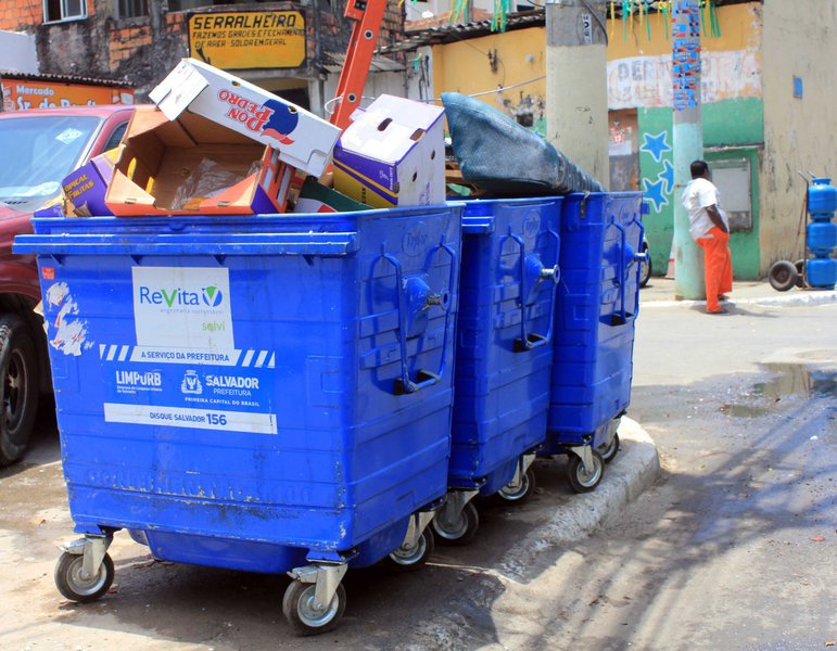 As áreas de Curralinho e do Vale da Muriçoca serão as próximas a serem beneficiadas com a instalação de Ecopontos, onde cada pessoa pode descartar de até 2 m³ de entulho; a estrutura montada pela Limpurb já está em funcionamento no bairro do Itaigara; até agora, 65 equipamentos podem ser utilizados pela população nas avenidas Anita Garibaldi, Centenário, Contorno, Bonocô e Vasco da Gama (Foto: Romulo Faro) As áreas de Curralinho e do Vale da Muriçoca serão as próximas a serem beneficiadas com a instalação de Ecopontos, onde cada pessoa pode descartar de até 2 m³ de entulho; a estrutura montada pela Limpurb já está em funcionamento no bairro do Itaigara; até agora, 65 equipamentos podem ser utilizados pela população nas avenidas Anita Garibaldi, Centenário, Contorno, Bonocô e Vasco da Gama