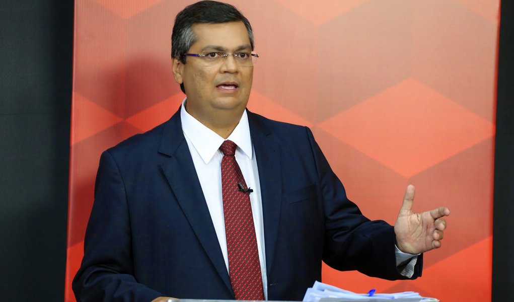 Governo do Maranhão, Flávio Dino (PC do B), afirmou em entrevista ao Diário do Centro do Mundo que os "impérios de comunicação" dos Sarney e seus aliados muitas vezes são "utilizados como plataforma de vinganças, agressões e sectarismos" e que, para enfrentar esse cenário, apostará na "mobilização social", na "interiorização das ações de governo" e "iniciar um processo de democratização da política oficial de comunicação", que "antes ela era direcionada quase que exclusivamente aos veículos ligados à família Sarney" (Foto: Leonardo Lucena) Governo do Maranhão, Flávio Dino (PC do B), afirmou em entrevista ao Diário do Centro do Mundo que os "impérios de comunicação" dos Sarney e seus aliados muitas vezes são "utilizados como plataforma de vinganças, agressões e sectarismos" e que, para enfrentar esse cenário, apostará na "mobilização social", na "interiorização das ações de governo" e "iniciar um processo de democratização da política oficial de comunicação", que "antes ela era direcionada quase que exclusivamente aos veículos ligados à família Sarney"