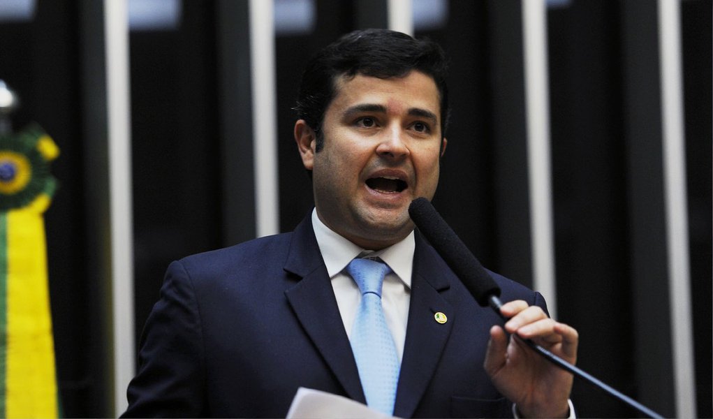 A Operação Zelotes, deflagrada nesta quinta-feira (26) pela Polícia Federal e Ministério Público com o objetivo de investigar um escândalos de desvios e sonegação fiscal, tem entre os investigados o atual conselheiro do Conselho Administrativo de Recursos Fiscais (Carf), Francisco Maurício Rebelo de Albuquerque Silva; ele é pai do líder do PP na Câmara, o deputado Eduardo da Fonte (PE), que teve o seu nome citado em depoimento de delação premiada à Justiça no curso da Operação Lava Jato,que investiga denúncias de desvios e corrupção na Petrobras (Foto: Paulo Emílio) www.brasil247.com - A Operação Zelotes, deflagrada nesta quinta-feira (26) pela Polícia Federal e Ministério Público com o objetivo de investigar um escândalos de desvios e sonegação fiscal, tem entre os investigados o atual conselheiro do Conselho Administrativo de Recursos Fiscais (Carf), Francisco Maurício Rebelo de Albuquerque Silva; ele é pai do líder do PP na Câmara, o deputado Eduardo da Fonte (PE), que teve o seu nome citado em depoimento de delação premiada à Justiça no curso da Operação Lava Jato,que investiga denúncias de desvios e corrupção na Petrobras