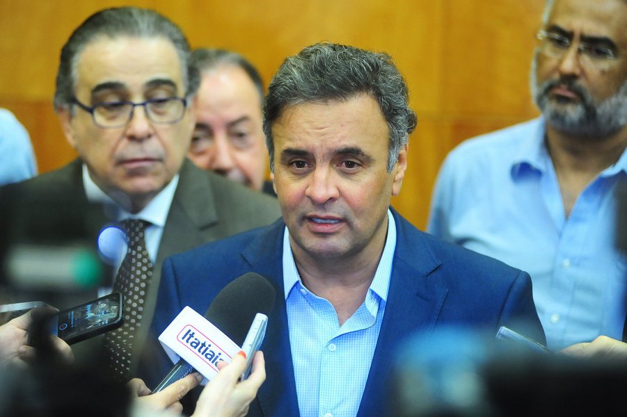Senador disse não conhecer "detalhes da reprovação das contas do governador" de São Paulo, mas afirma que, pelo que foi informado, "são problemas que facilmente serão sanáveis"; questionado sobre o fato de a contabilidade da campanha de Geraldo Alckmin ter sido reprovada pelo TRE e a da presidente Dilma ter sido aprovada, afirmou "há uma incongruência aí" (Foto: Gisele Federicce) Senador disse não conhecer "detalhes da reprovação das contas do governador" de São Paulo, mas afirma que, pelo que foi informado, "são problemas que facilmente serão sanáveis"; questionado sobre o fato de a contabilidade da campanha de Geraldo Alckmin ter sido reprovada pelo TRE e a da presidente Dilma ter sido aprovada, afirmou "há uma incongruência aí"