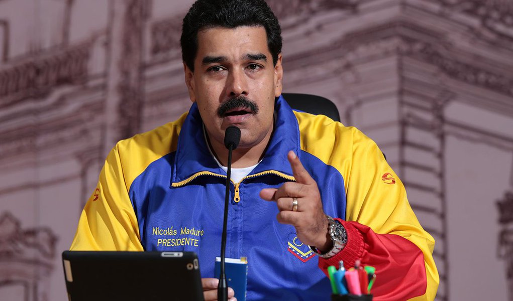 O presidente da Venezuela, Nicolás Maduro, anunciou que está preparando um encontro internacional, com a presença de representantes da Organização dos Países Exportadores de Petróleo (Opep), para discutir a queda dos preços do petróleo; para a Venezuela, o preço justo é US$ 100 o barril. O petróleo venezuelano estava cotado ontem a US$ 70,80 o barril (Foto: Leonardo Attuch) O presidente da Venezuela, Nicolás Maduro, anunciou que está preparando um encontro internacional, com a presença de representantes da Organização dos Países Exportadores de Petróleo (Opep), para discutir a queda dos preços do petróleo; para a Venezuela, o preço justo é US$ 100 o barril. O petróleo venezuelano estava cotado ontem a US$ 70,80 o barril