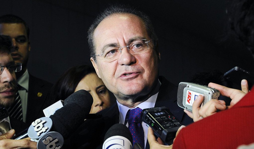 "Estamos chegando ao final do ano. O Congresso não tem alternativa ao ajuste. Não podemos faltar com o Brasil. Então é fundamental que nós votemos isso logo", disse o presidente do Senado, Renan Calheiros, que espera um clima mais tranquilo na sessão do Congresso marcada para as 15h desta terça-feira do que na Comissão Mista de Orçamento (CMO) nesta madrugada, quando parlamentares contra o projeto que muda o cálculo da meta fiscal se revoltaram, aos gritos (Foto: Gisele Federicce) "Estamos chegando ao final do ano. O Congresso não tem alternativa ao ajuste. Não podemos faltar com o Brasil. Então é fundamental que nós votemos isso logo", disse o presidente do Senado, Renan Calheiros, que espera um clima mais tranquilo na sessão do Congresso marcada para as 15h desta terça-feira do que na Comissão Mista de Orçamento (CMO) nesta madrugada, quando parlamentares contra o projeto que muda o cálculo da meta fiscal se revoltaram, aos gritos
