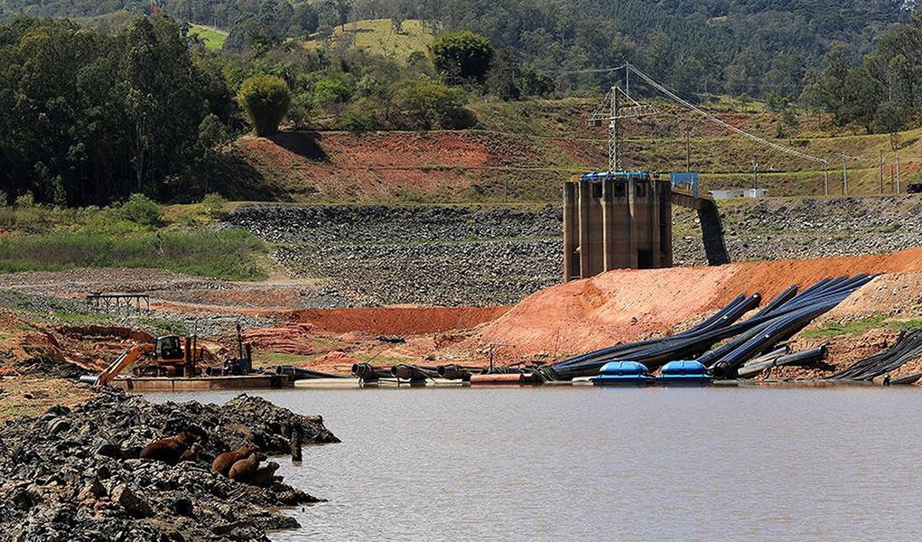 O nível do Sistema Cantareira aumentou mais uma vez ao passar de 14% para 14,3% após acúmulo de 0,7 milímetros (mm) de chuva em 24 horas, de acordo com dados da Companhia de Saneamento Básico do Estado de São Paulo (Sabesp); no mês, a pluviometria do sistema acumula 132,2 mm, sendo que a média histórica para o período é de 178 mm (Foto: Leonardo Lucena) O nível do Sistema Cantareira aumentou mais uma vez ao passar de 14% para 14,3% após acúmulo de 0,7 milímetros (mm) de chuva em 24 horas, de acordo com dados da Companhia de Saneamento Básico do Estado de São Paulo (Sabesp); no mês, a pluviometria do sistema acumula 132,2 mm, sendo que a média histórica para o período é de 178 mm