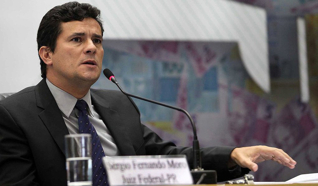 Meticuloso, formal e reservado, o juiz federal Sérgio Moro tem atuado com sucesso em notórios casos de lavagem de dinheiro por 11 anos, e escreveu um livro sobre o assunto após estudar nos Estados Unidos; a investigação vai se aprofundar ainda mais nos próximos meses, disseram à Reuters promotores que trabalham no caso, e pode ainda envolver alguns bancos nacionais, outras companhias e políticos (Foto: Leonardo Attuch) Meticuloso, formal e reservado, o juiz federal Sérgio Moro tem atuado com sucesso em notórios casos de lavagem de dinheiro por 11 anos, e escreveu um livro sobre o assunto após estudar nos Estados Unidos; a investigação vai se aprofundar ainda mais nos próximos meses, disseram à Reuters promotores que trabalham no caso, e pode ainda envolver alguns bancos nacionais, outras companhias e políticos