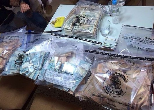 Os delegados da polícia federal estão surfando como Gabriel Medina em Teahupoo na onda da Operação Lava Jato e aproveitando para fazerem um lobby feroz, contínuo e multimilionário para que os parlamentares aprovem a "toque de caixa" a PEC 412 (Foto: Francisco Carlos Garisto) Os delegados da polícia federal estão surfando como Gabriel Medina em Teahupoo na onda da Operação Lava Jato e aproveitando para fazerem um lobby feroz, contínuo e multimilionário para que os parlamentares aprovem a "toque de caixa" a PEC 412