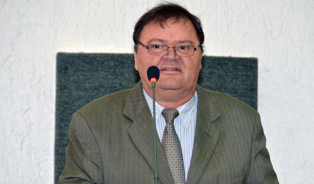 Deputado estadual José Bonifácio (PR) subiu à tribuna nessa quarta-feira, 10, para comentar a operação “Pronto-Socorro”, deflagrada pela Polícia Federal (PF) e pelo Ministério Público Federal (MPF); parlamentar teceu críticas e classificou como “pirotécnica” a atuação da polícia e da imprensa local no caso; para ele, a secretária pode ser um bode expiatório e é preciso ter cautela com denúncias dessa envergadura; "Tudo deve ser apurado com justiça, não com execração do ser humano como presenciamos”, declarou (Foto: Aquiles Lins) Deputado estadual José Bonifácio (PR) subiu à tribuna nessa quarta-feira, 10, para comentar a operação “Pronto-Socorro”, deflagrada pela Polícia Federal (PF) e pelo Ministério Público Federal (MPF); parlamentar teceu críticas e classificou como “pirotécnica” a atuação da polícia e da imprensa local no caso; para ele, a secretária pode ser um bode expiatório e é preciso ter cautela com denúncias dessa envergadura; "Tudo deve ser apurado com justiça, não com execração do ser humano como presenciamos”, declarou