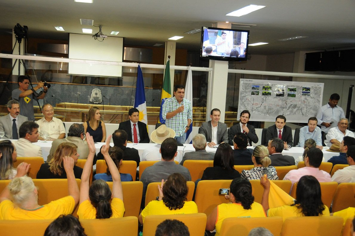 O edital de licitação do tipo RDC contempla o BRT Palmas Sul, composto por regularização ambiental, implantação de 18 estações de passagem, 01 Terminal Urbano em Taquaralto e 01 Terminal Metropolitano, entre a Av. LO-27 e Av. NS-10, próximo à rodoviária; extensão total do Corredor BRT Palmas Sul é de 15,45km; serão executados ainda, 2,7km de abertura de via com faixa exclusiva na Av. NS-10, ligando o Terminal Metropolitano ao corredor BRT; “Estamos trabalhando hoje para que daqui a 30 anos não tenhamos uma cidade onde os carros invadam os espaços das pessoas”, disse o prefeito Carlos Amastha; nesta parte da obra, valor do investimento é de R$ 238 milhões (Foto: José Barbacena) O edital de licitação do tipo RDC contempla o BRT Palmas Sul, composto por regularização ambiental, implantação de 18 estações de passagem, 01 Terminal Urbano em Taquaralto e 01 Terminal Metropolitano, entre a Av. LO-27 e Av. NS-10, próximo à rodoviária; extensão total do Corredor BRT Palmas Sul é de 15,45km; serão executados ainda, 2,7km de abertura de via com faixa exclusiva na Av. NS-10, ligando o Terminal Metropolitano ao corredor BRT; “Estamos trabalhando hoje para que daqui a 30 anos não tenhamos uma cidade onde os carros invadam os espaços das pessoas”, disse o prefeito Carlos Amastha; nesta parte da obra, valor do investimento é de R$ 238 milhões