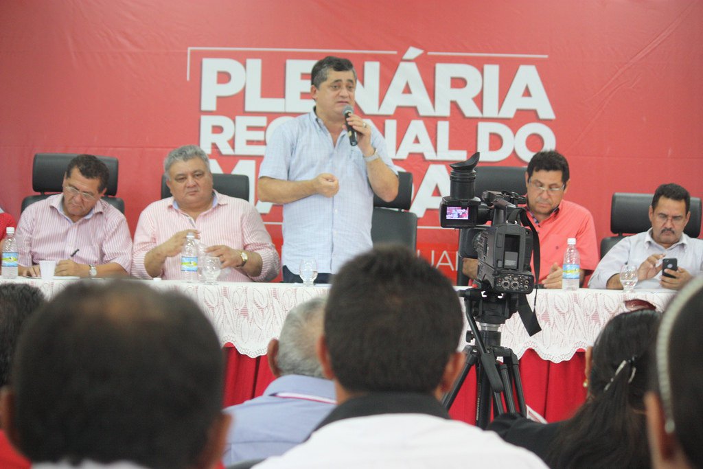 Prefeitos, vereadores, lideranças partidárias e políticas e organizações da sociedade civil de 12 municípios estarão reunidos na manhã deste sábado (28/3), para a a Plenária do Mandato na Região Centro-Sul hoje, promovida pelo deputado federal e líder do governo, José Guimarães (PT-CE) (Foto: Rodrigo Rocha) Prefeitos, vereadores, lideranças partidárias e políticas e organizações da sociedade civil de 12 municípios estarão reunidos na manhã deste sábado (28/3), para a a Plenária do Mandato na Região Centro-Sul hoje, promovida pelo deputado federal e líder do governo, José Guimarães (PT-CE)